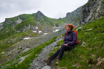 Naklejka premium Woman backpacker resting on the trail