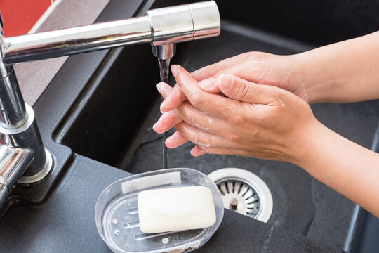 Femme se savonnant les mains