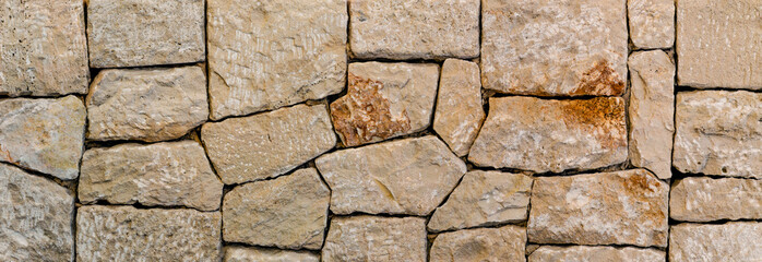 traditionelle steinmauer mit hangeschlagenen steinplatten als hintergrund oder textur