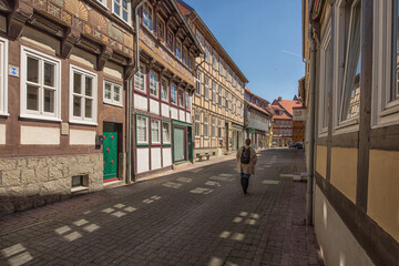 Frau läuft die Strasse von Osterwieck entlang 