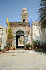 Portail du monastère de Moni Toplou près de Sitia en Crète