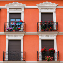 Fototapeta na wymiar Balcones floreados de Logroño