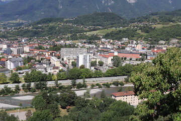 Fototapeta na wymiar Vue d'ensemble de Albertville au pied du massif des Bauges, ville de Albertville, département de la Savoie, France