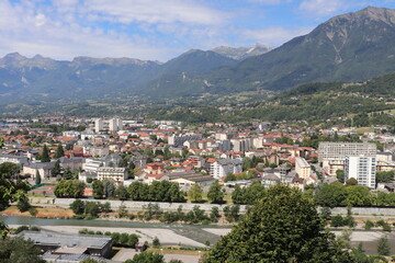Naklejka premium Vue d'ensemble de Albertville au pied du massif des Bauges, ville de Albertville, département de la Savoie, France