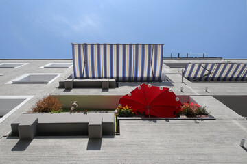 markisen und sonnenschirm am balkon