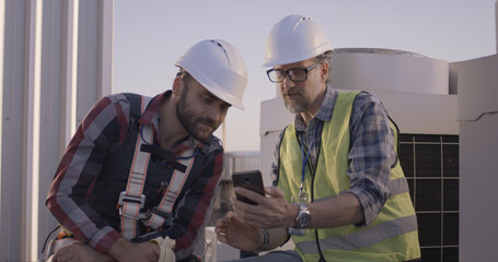 Fototapeta premium Engineers having a break on a cell tower
