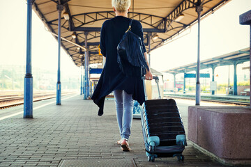 Frau mit Koffer möchte verreisen