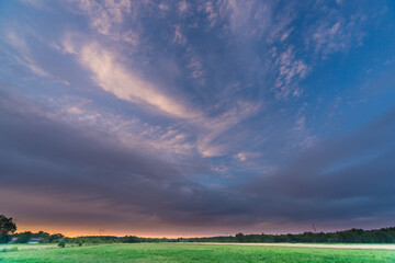 Chmury na wieczornym niebie.
