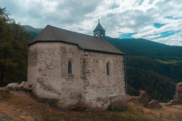 Fototapeta na wymiar Kirche aufm Berg in Südtirol
