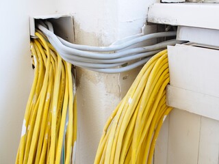 IT-Experten verlegen Kabel für Computernetzwerk