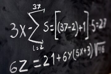operaciones matemáticas escritas a mano con una tiza en la pizarra	