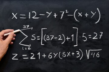 Ecuaciones matemáticas escritas a mano con una tiza en la pizarra