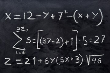 Ecuaciones matemáticas escritas a mano con una tiza en la pizarra