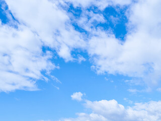 初夏の青空と雲の風景