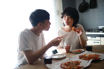 ピザを食べるカップル