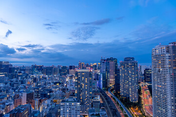 Naklejka na ściany i meble 東京都港区浜松町から見た夜の東京の都市景観