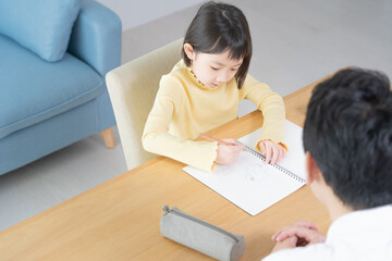 アジア人　子供　勉強　ポートレート

