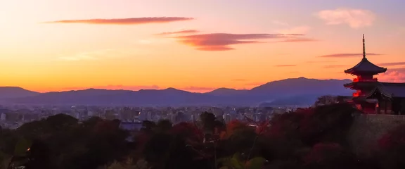  Uitzicht op de zonsondergang met een pagode in Kyoto © pict-japan