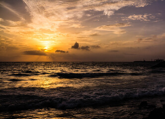 スリランカのコロンボで見た、インド洋に沈む太陽と夕焼け空