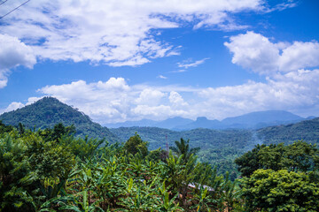 Fototapeta na wymiar スリランカ鉄道の車窓から見た、青空と山々の広がる風景