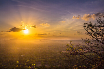 Fototapeta na wymiar スリランカのシーギリヤ・ロックの頂上から眺めた夕焼け空と太陽