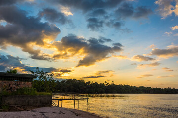 Fototapeta na wymiar ベネズエラ・エンジェルフォールへの拠点となる、ギアナ高地のカナイマ湖で見た黄金色に輝く夕焼け空