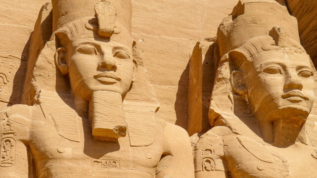 Dos faraones en un templo egipcio