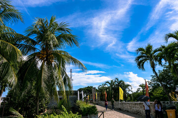 Fototapeta na wymiar フィリピン・セブ島にあるサンペドロ要塞の内部と青空