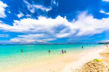 フィリピン・ボラカイ島のホワイトビーチと青空