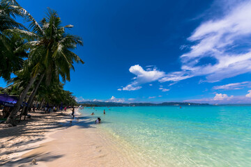 Fototapeta na wymiar フィリピン・ボラカイ島のホワイトビーチと青空