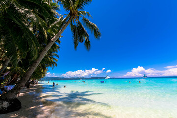 Fototapeta na wymiar フィリピン・ボラカイ島のホワイトビーチと青空