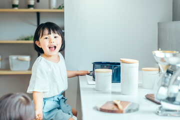 リビングのキッチンで女の子が料理をしている姿　girl kids kitchen