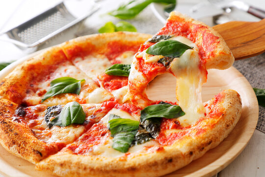 マルゲリータピザ」の写真素材 | 46,409件の無料イラスト画像 | Adobe Stock