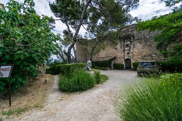 Ménerbes, village perché dans le massif du Luberon en Provence-Alpes-Côtes-d'Azur - France.	
