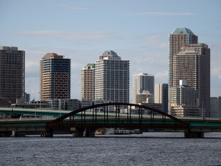 Obraz premium 晴海鉄道橋とタワーマンション