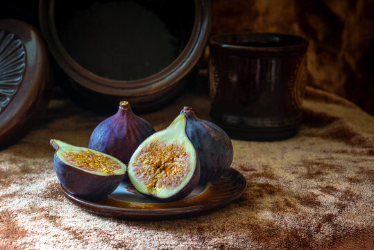WRW 2 Ripe figs in a plate on the table.