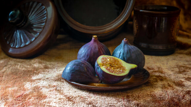 WRW 2 Ripe figs in a plate on the table.