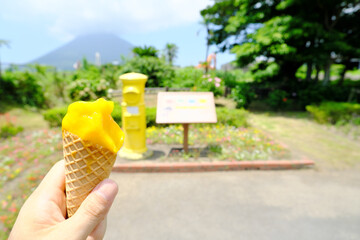マンゴージェラートと西大山駅の黄色いポスト