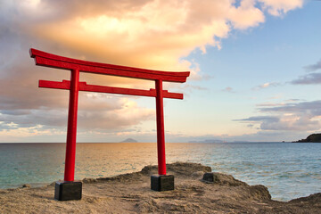 伊豆下田 白浜海岸の夕暮れと鳥居の景色