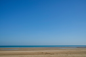 Fototapeta na wymiar Beach and clear blue sky