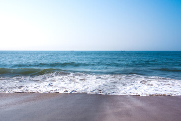 Obraz premium Beautiful Goa Sea beach and water waves at the time of Sunset.