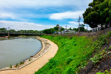 日本の城が見える公園