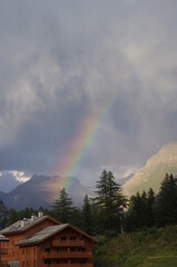 Arc-en-ciel dans la montagne