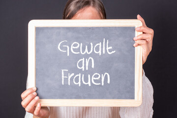 Frau mit einer Tafel Gewalt an Frauen