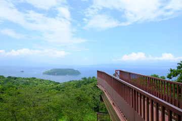 Fototapeta na wymiar 魚見岳から一望できる観光名所の知林ヶ島