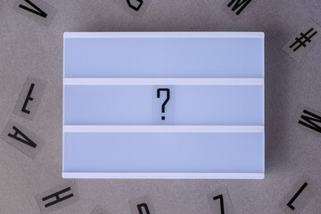 Lightbox mit einem Fragezeichen 