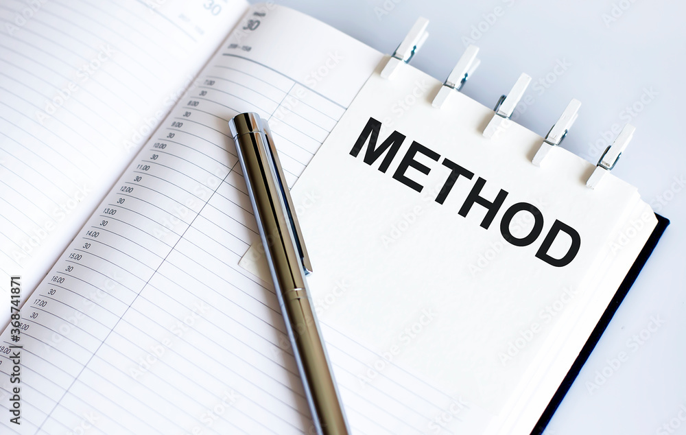 Aufkleber text method on the short note texture background with pen