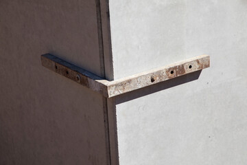 iron angle to keep prefabricated concrete walls in position before stabilized with liquid concrete