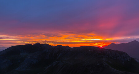 Herrlicher Sonnenaufgang am Edelweißspitz.