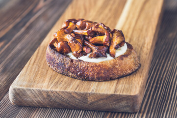 Sandwich with fried chanterelles